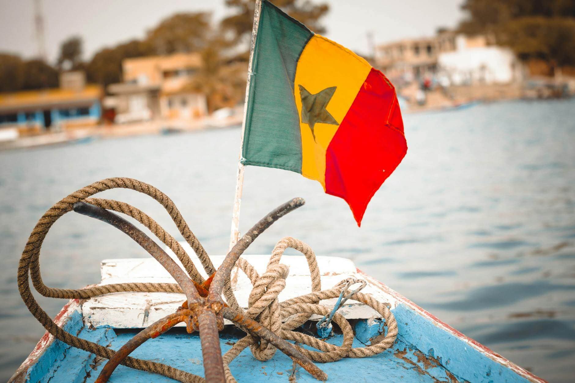 Guía turístico mostrando la laguna de La Somone en Senegal a un grupo de viajeros