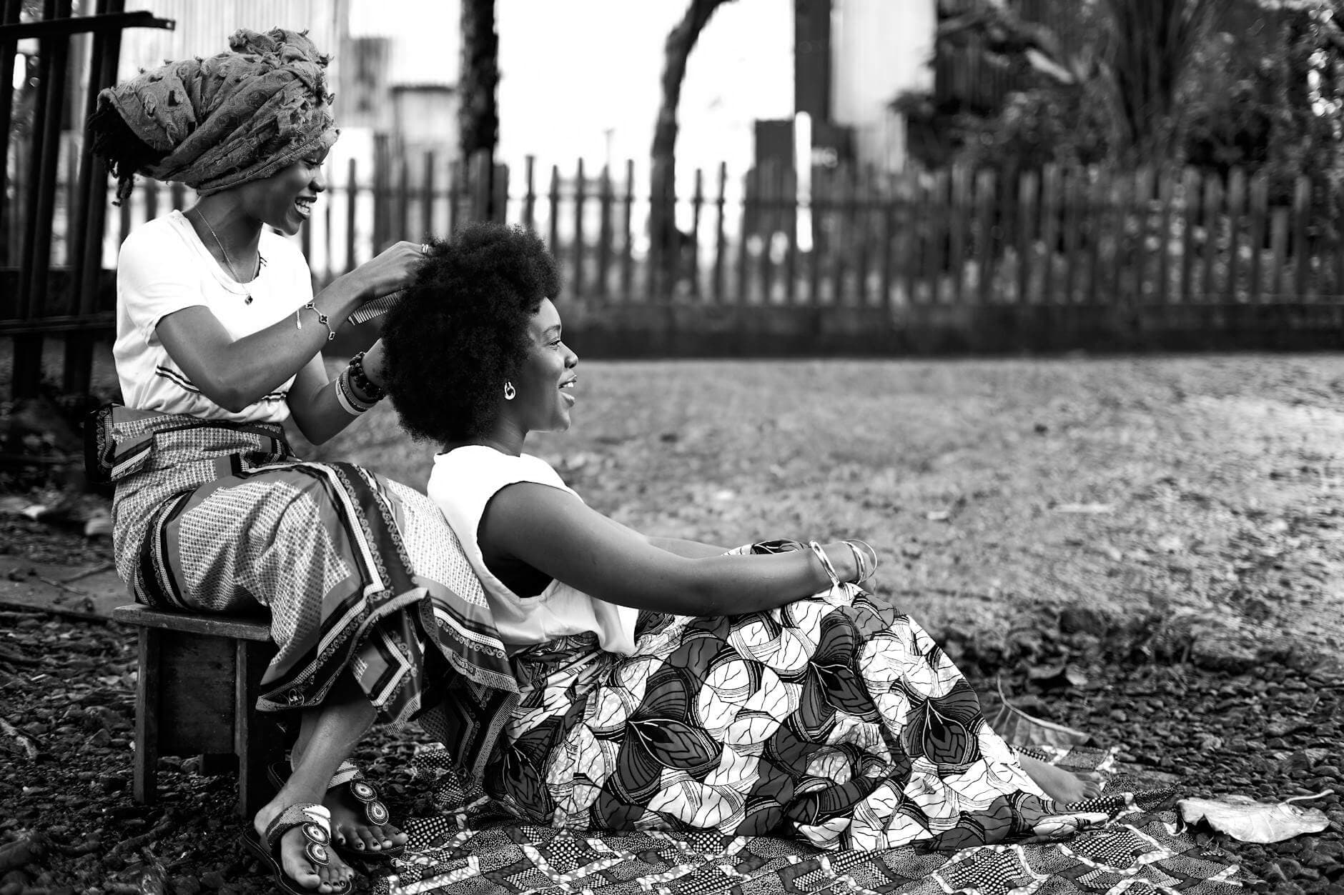 Guía turístico local mostrando la isla de Gorée en Dakar, Senegal, a un grupo de viajeros
